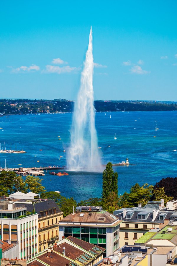 Water fauntain in lake